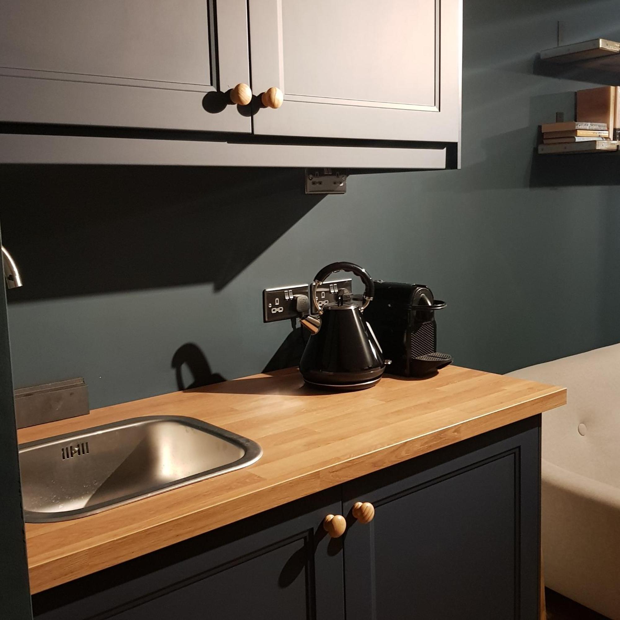 Modern 1-Bed Apartment, Plus Parking, Near Oxford And The Jr Exterior photo