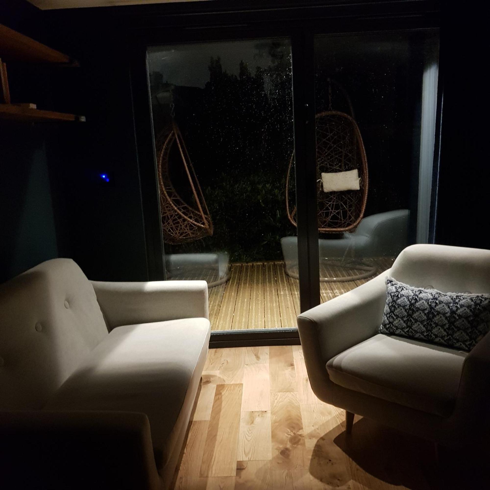 Modern 1-Bed Apartment, Plus Parking, Near Oxford And The Jr Exterior photo